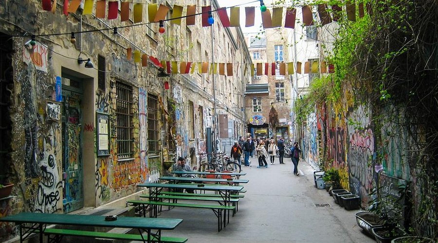 Barrio local con arte callejero y cafeterías pequeñas en Europa