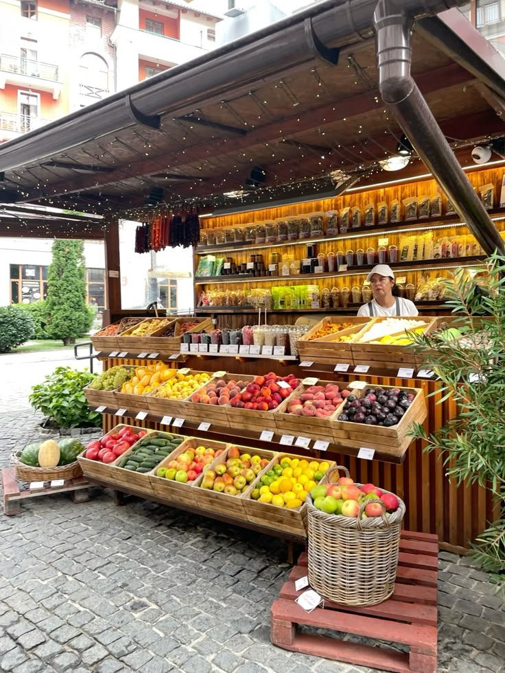 Puesto de frutas y artesanías en un mercado local auténtico.